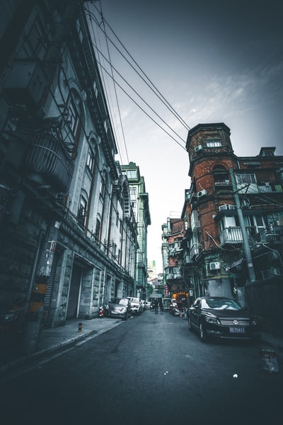 The black car parked on the road
